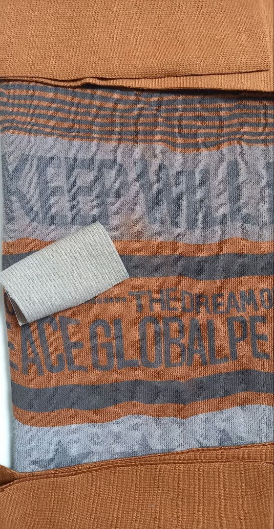 英字柄のニット生地