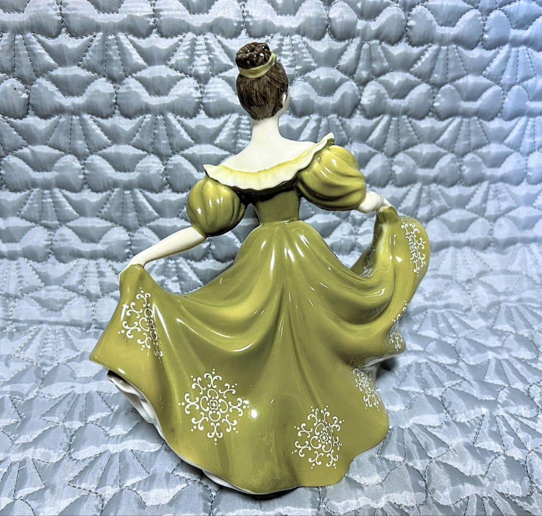 ロイヤルドルトン   陶器人形