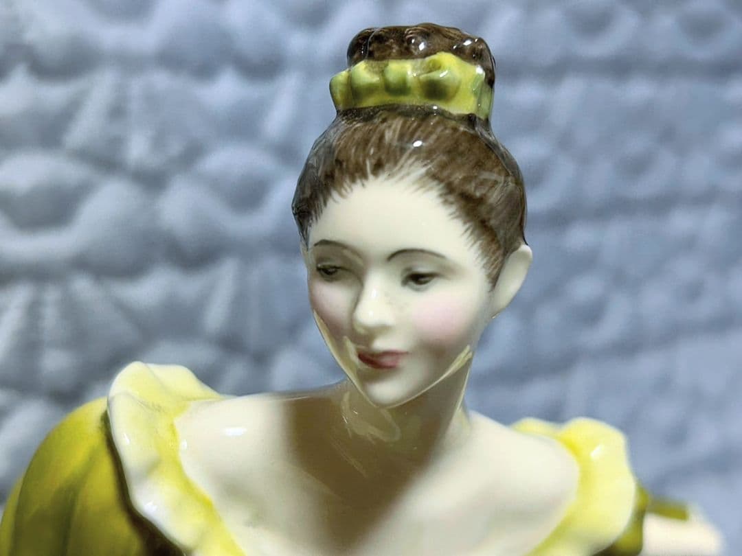 ロイヤルドルトン   陶器人形