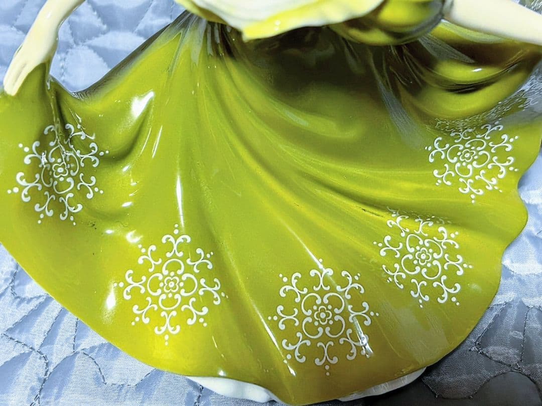 ロイヤルドルトン   陶器人形