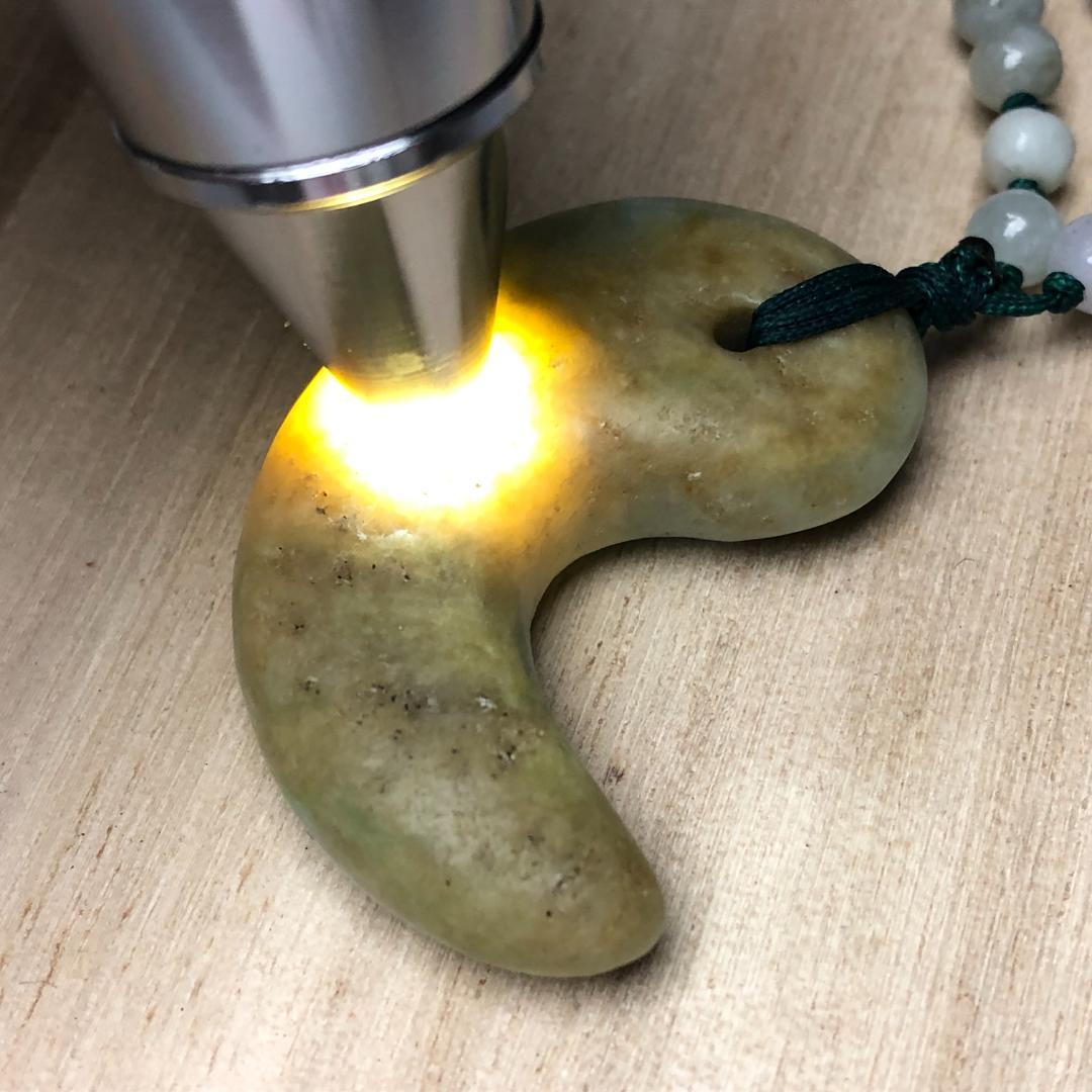 勾玉 翡翠　ヒスイ　糸魚川　翡翠　ペンダント　ケース付き