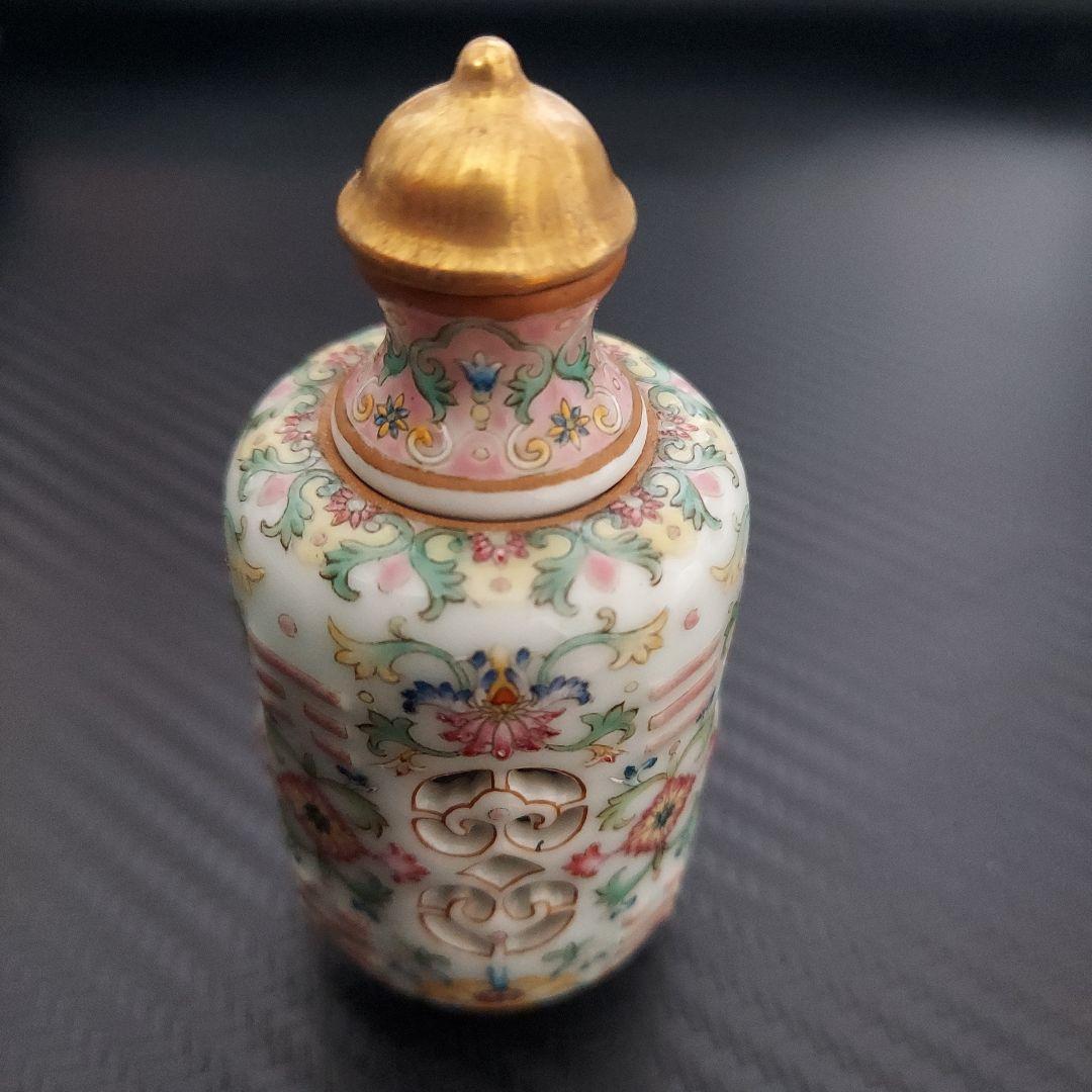 鼻煙壺　乾隆年製　手描　極細工 透かし彫りと転芯