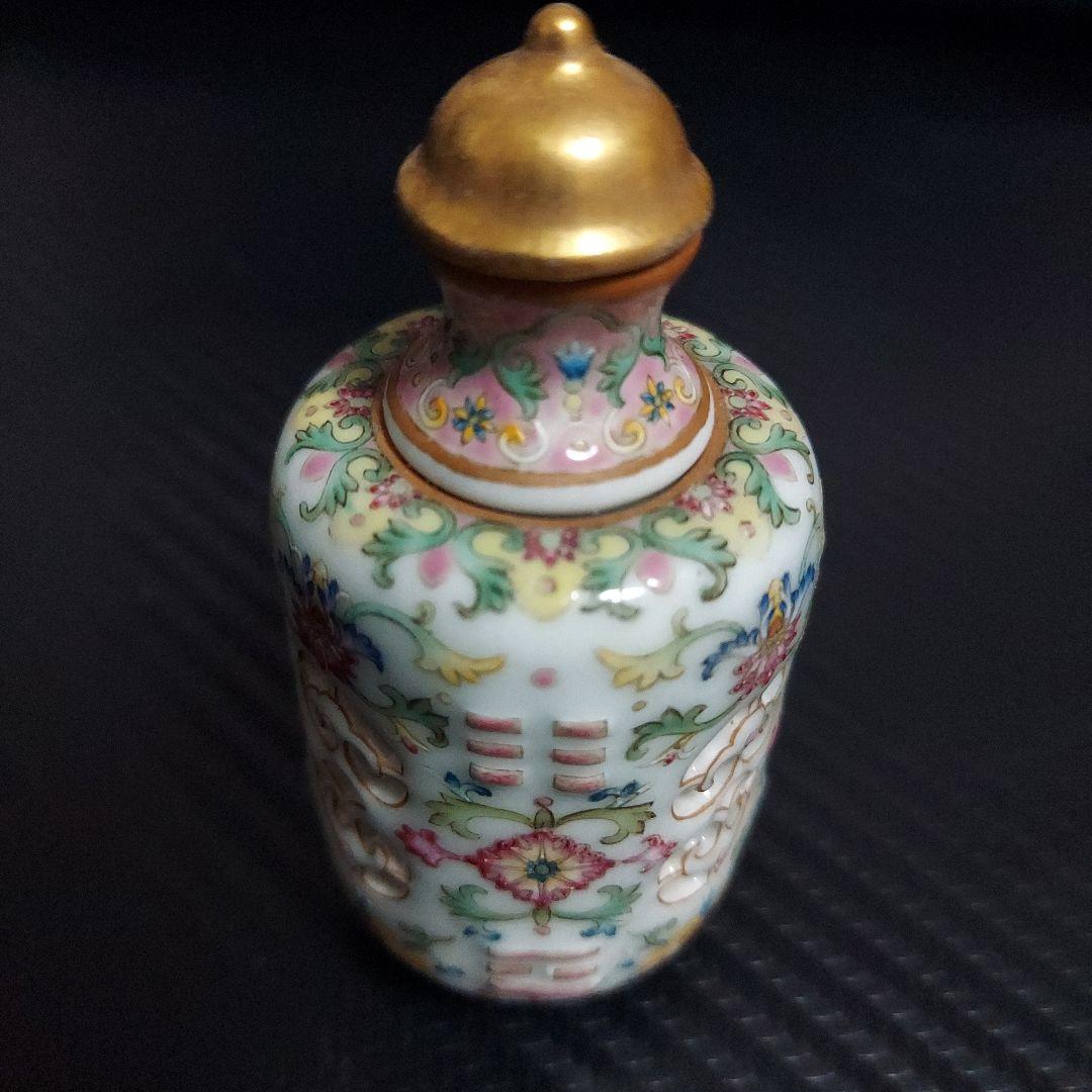 鼻煙壺　乾隆年製　手描　極細工 透かし彫りと転芯