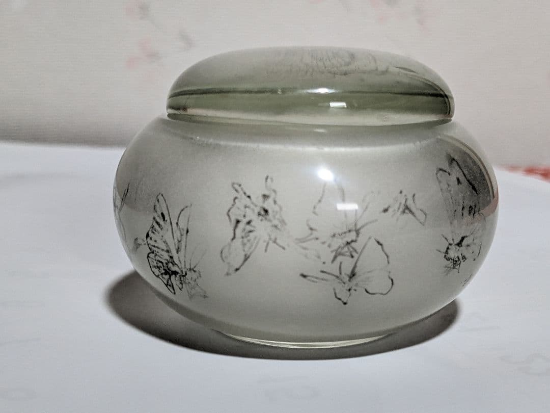 ♦中国 古玩 群蝶図 ガラス絵 化粧入 蓋付き瓶 壺 化粧道具 鼻煙壺 骨董品
