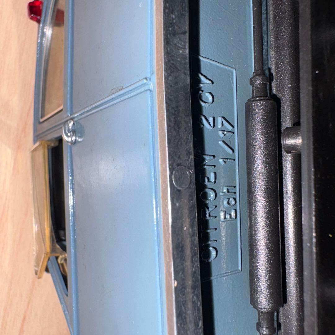 フランス製シトロエン自動車だと思います。