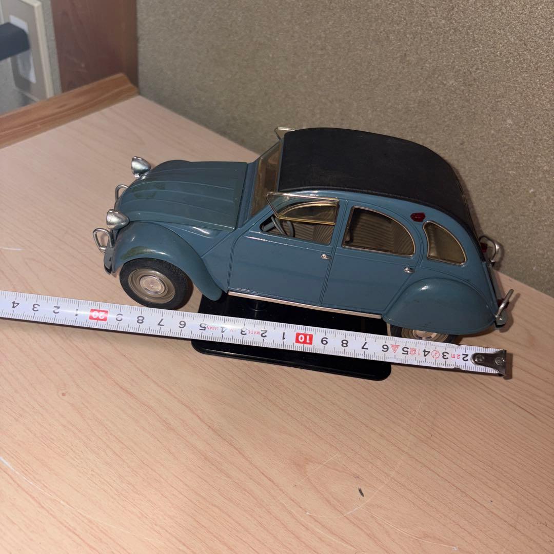 フランス製シトロエン自動車だと思います。