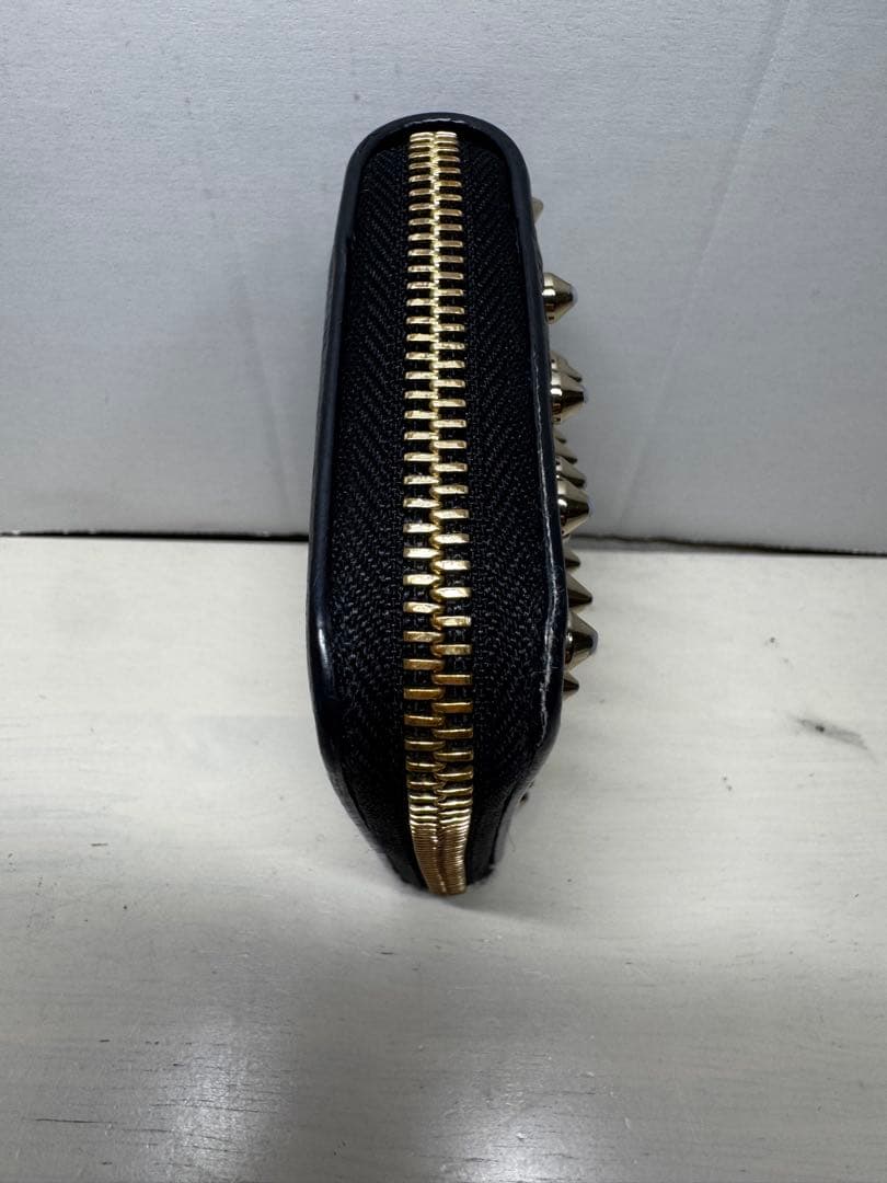 クリスチャンルブタン　スタッズ付き黒レザーケース