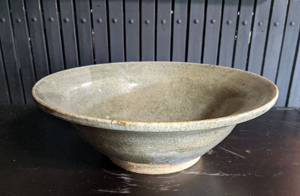 落ち着いた色の 鉢 花器 にも 焼き物