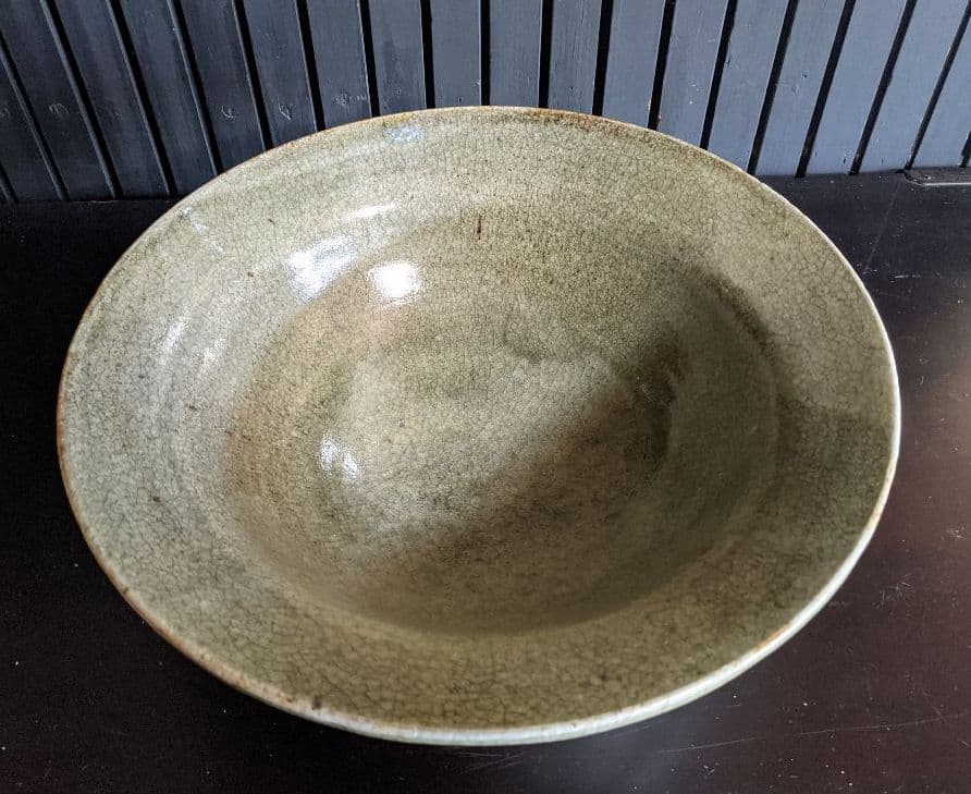 落ち着いた色の 鉢 花器 にも 焼き物