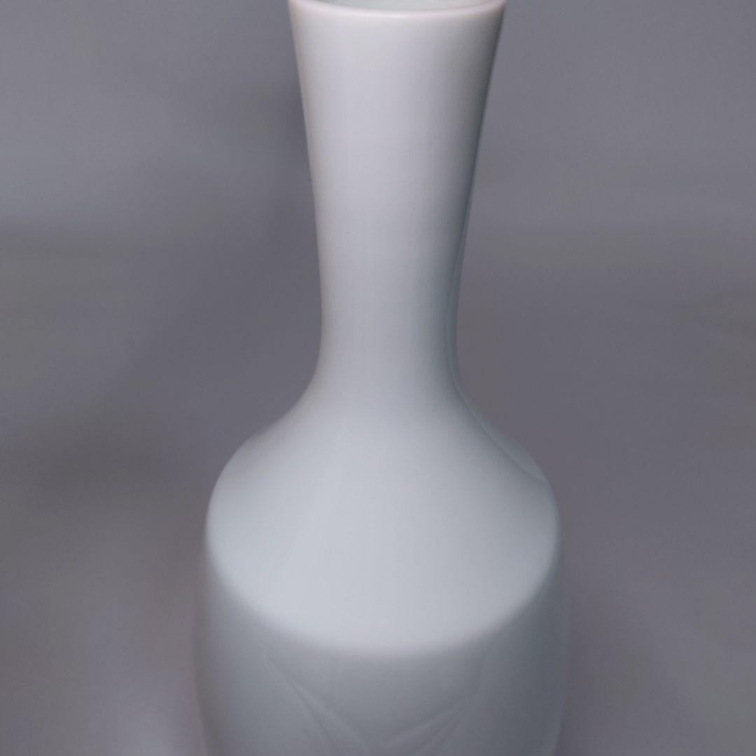 人間国宝　井上萬二　作　白磁竹彫花瓶　高さ26.6センチ