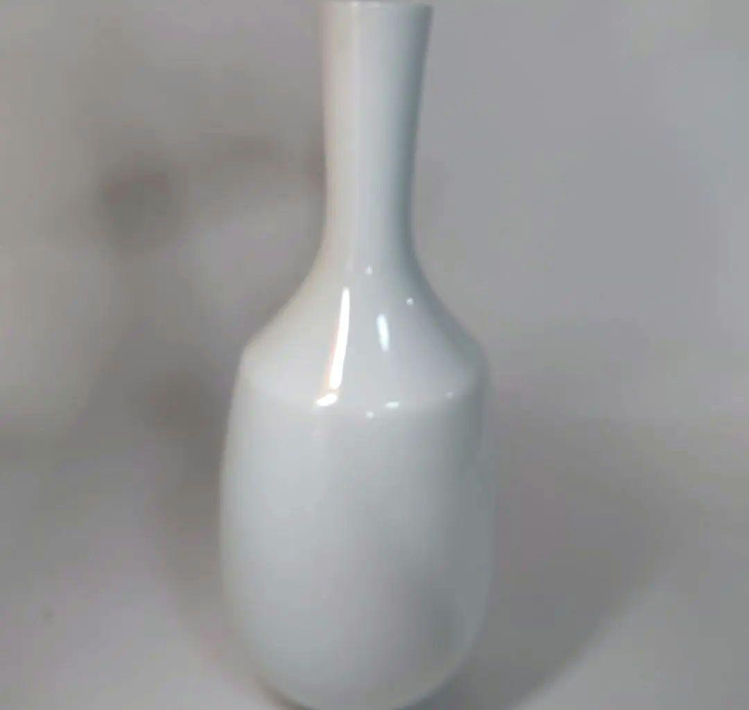 人間国宝　井上萬二　作　白磁竹彫花瓶　高さ26.6センチ