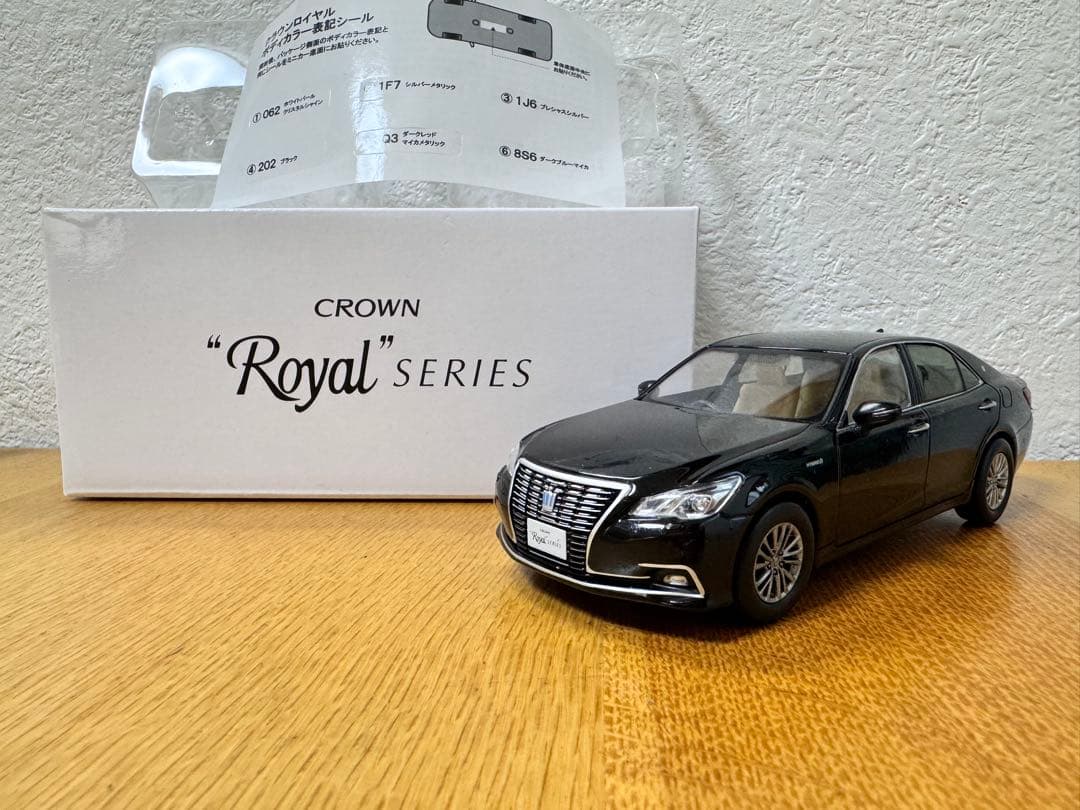 トヨタ クラウンロイヤルサルーン カラーサンプル ミニカー 1/30