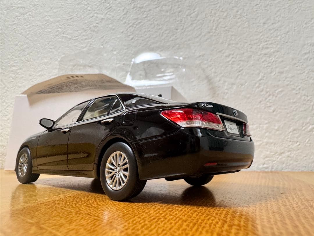 トヨタ クラウンロイヤルサルーン カラーサンプル ミニカー 1/30