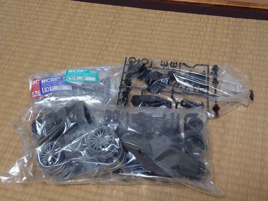 タミヤ TT02 新品未組立シャーシキット　ボディ塗装済み　TT-02