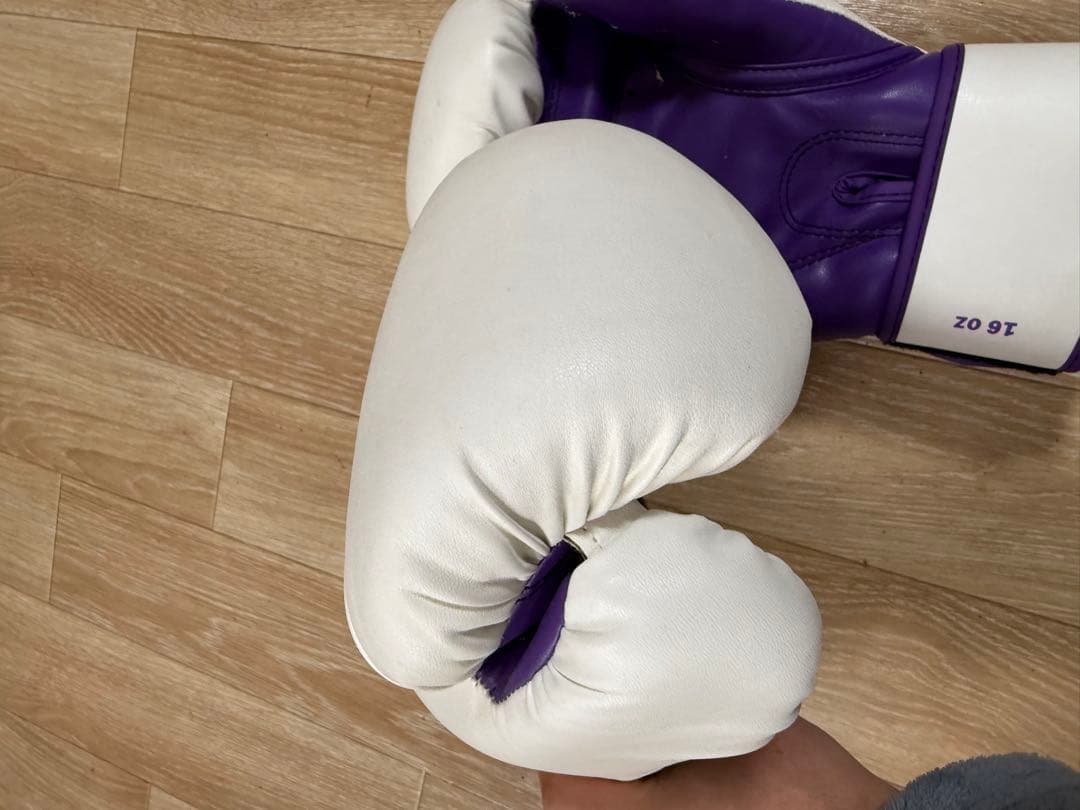 希少　Venum ボクシンググローブ 16 oz ホワイト　パープル　白　紫