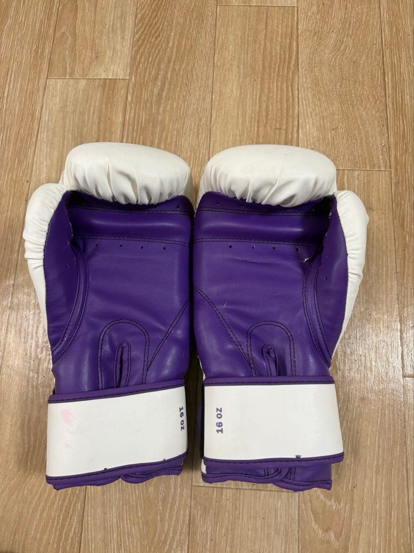 希少　Venum ボクシンググローブ 16 oz ホワイト　パープル　白　紫