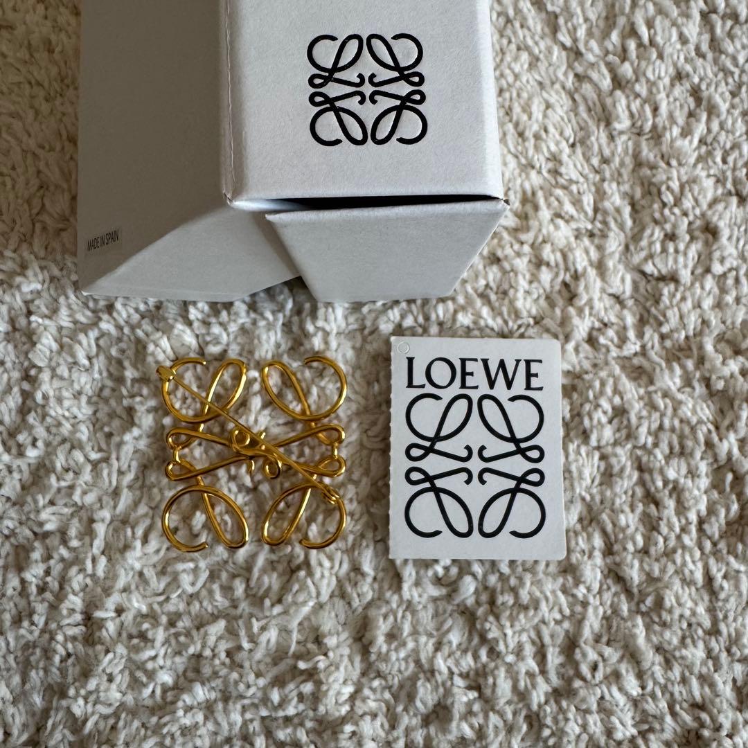 LOEWE ブローチ ゴールド　アナグラム