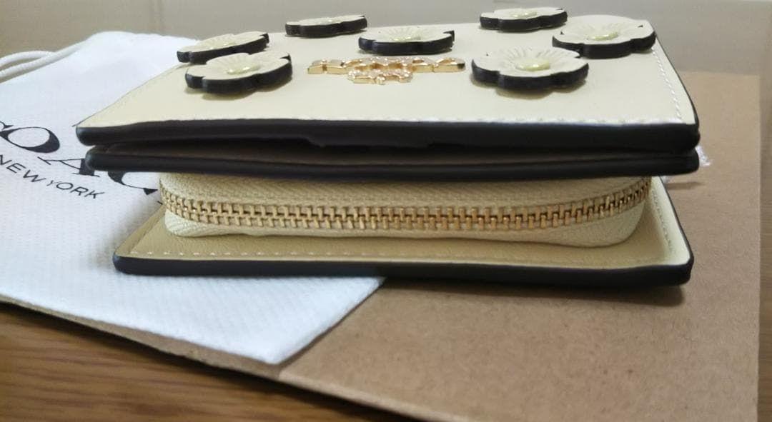 【未使用品】コーチ 財布 フローラルアップリケ 花 二つ折り 金運アップおまけ付