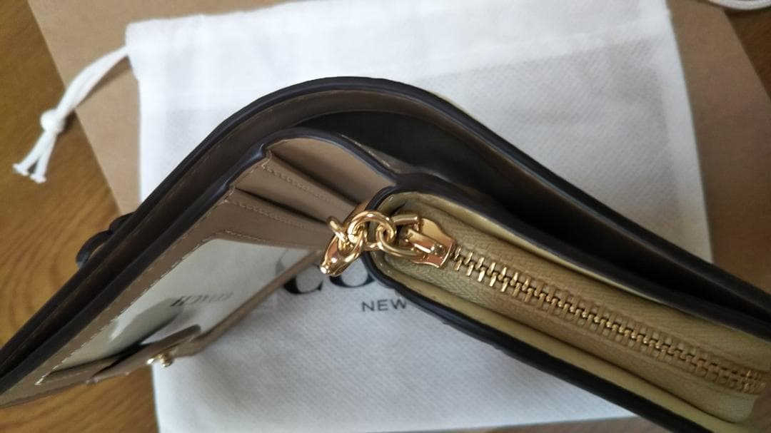 【未使用品】コーチ 財布 フローラルアップリケ 花 二つ折り 金運アップおまけ付