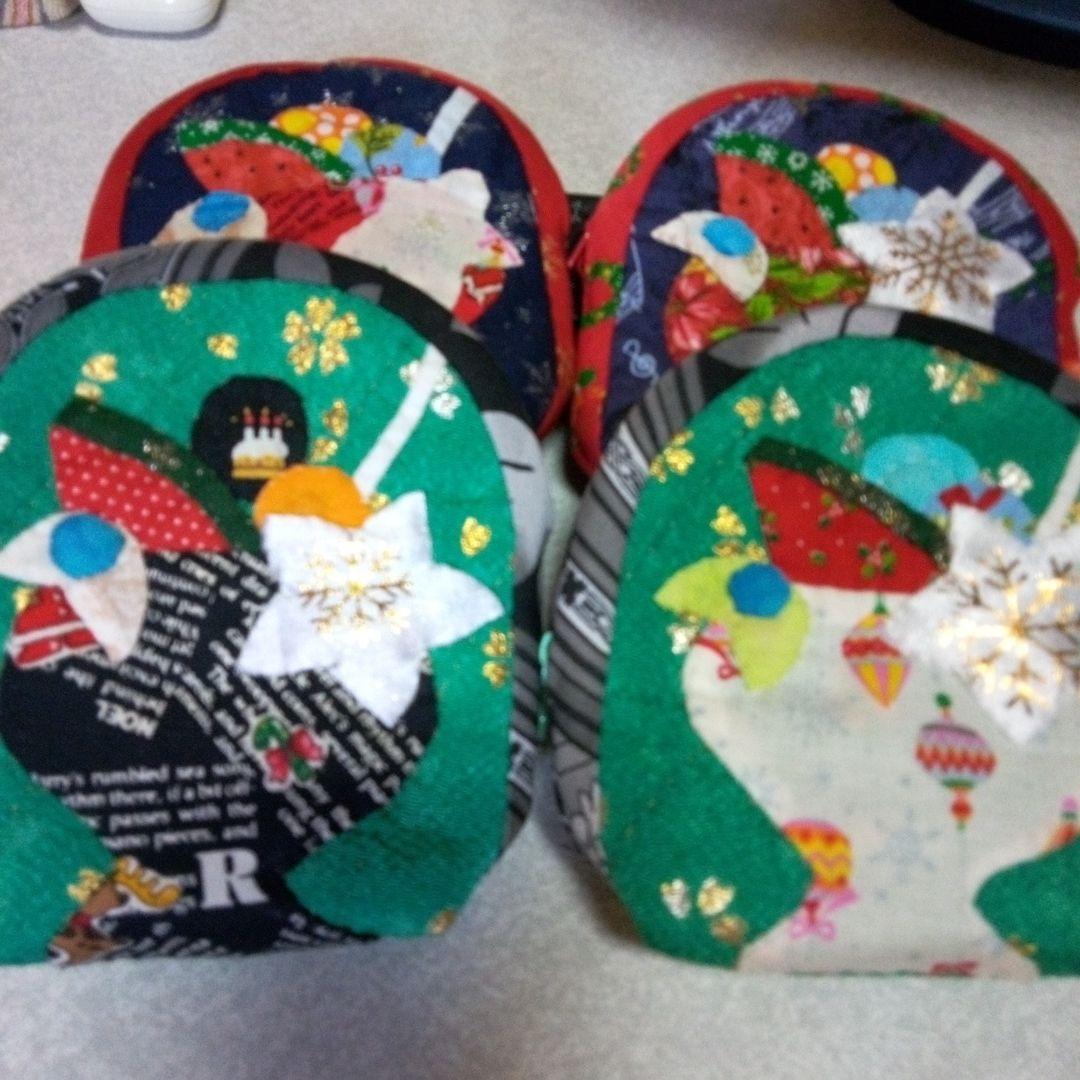 ハワイアンキルトクリスマスバージョンポーチ タラちゃんです。