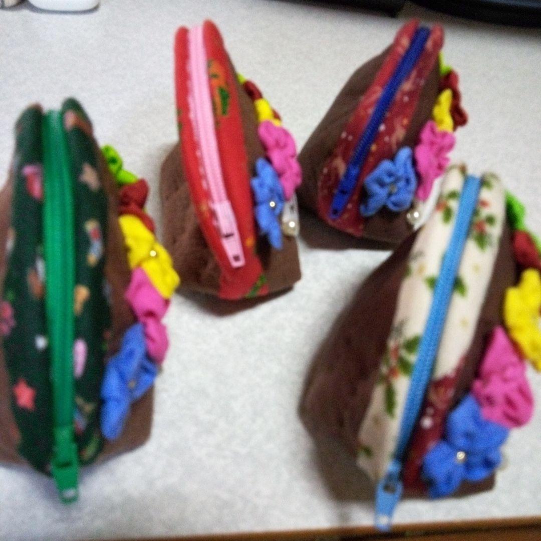 ハワイアンキルトクリスマスバージョンポーチ タラちゃんです。