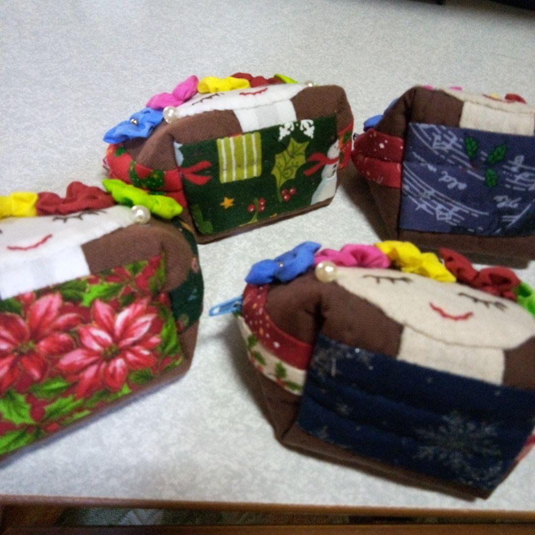 ハワイアンキルトクリスマスバージョンポーチ タラちゃんです。