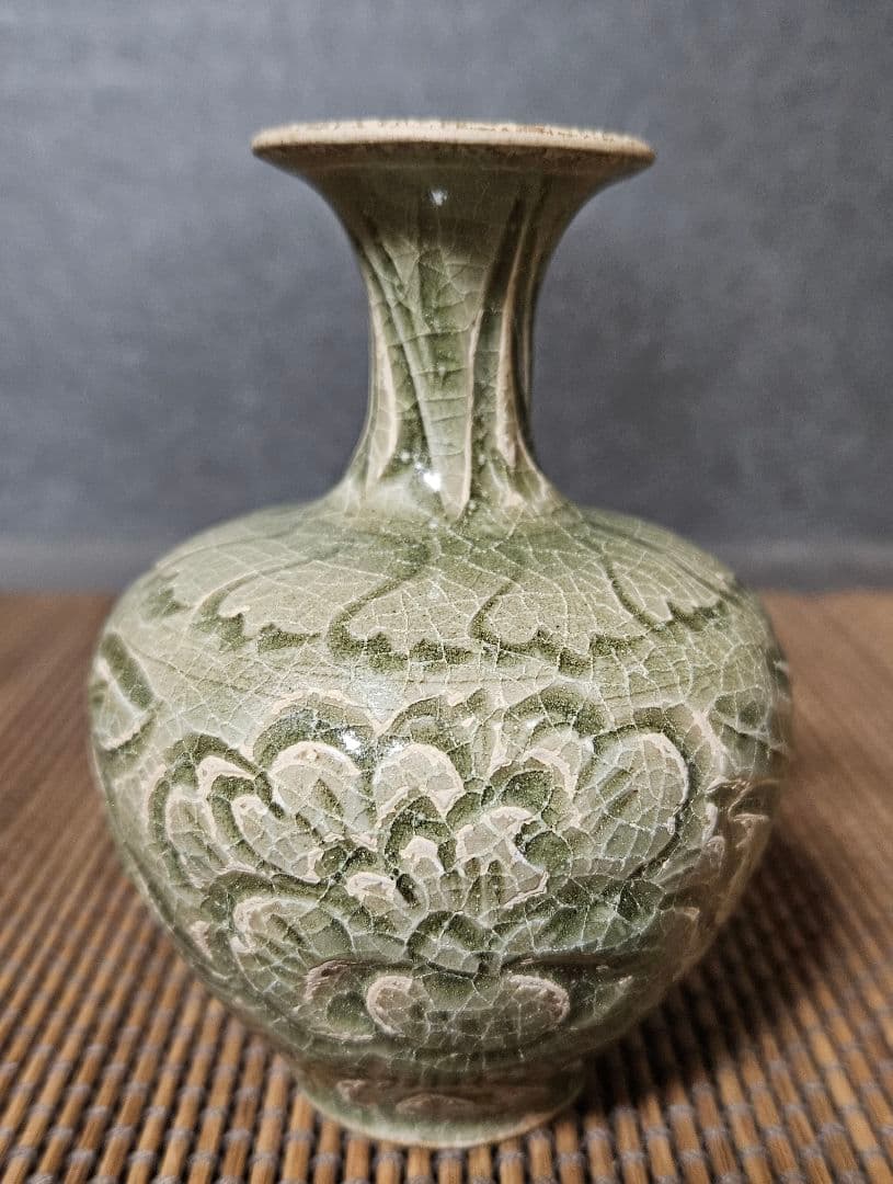 中国古美術　中国古陶磁器　中国古玩　耀州窯　青磁　陰刻　草花文様　小瓶　小壺