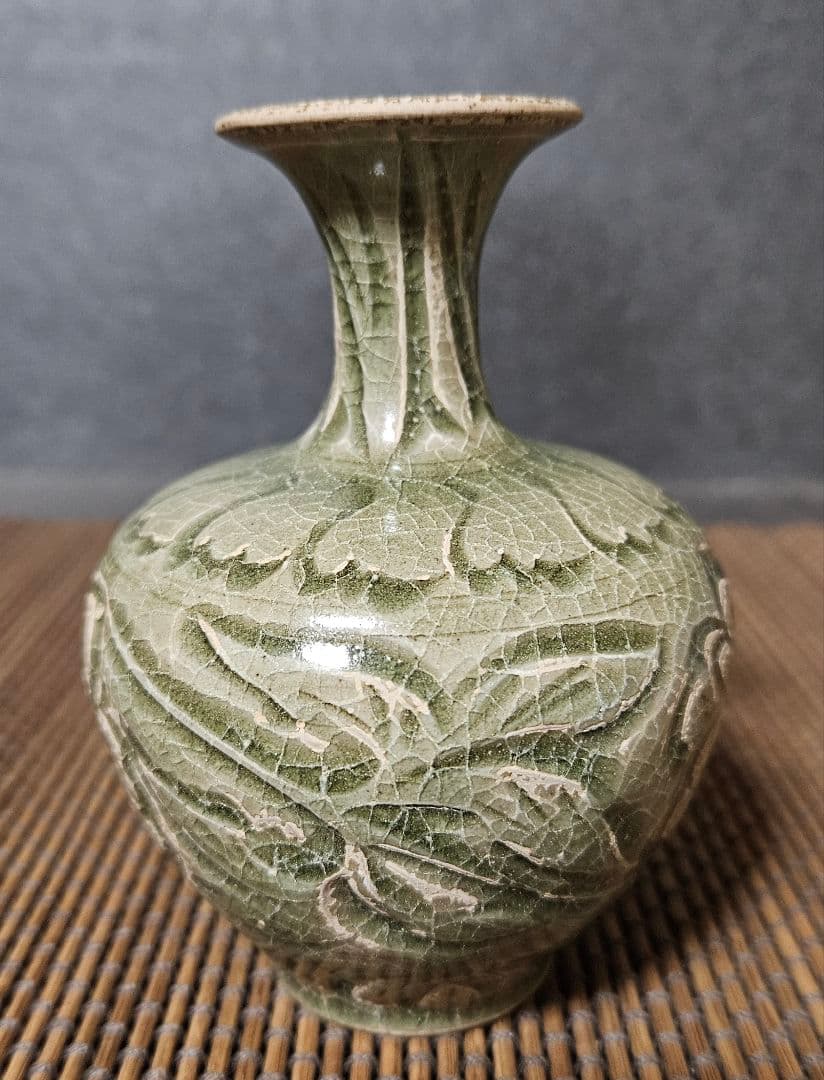 中国古美術　中国古陶磁器　中国古玩　耀州窯　青磁　陰刻　草花文様　小瓶　小壺