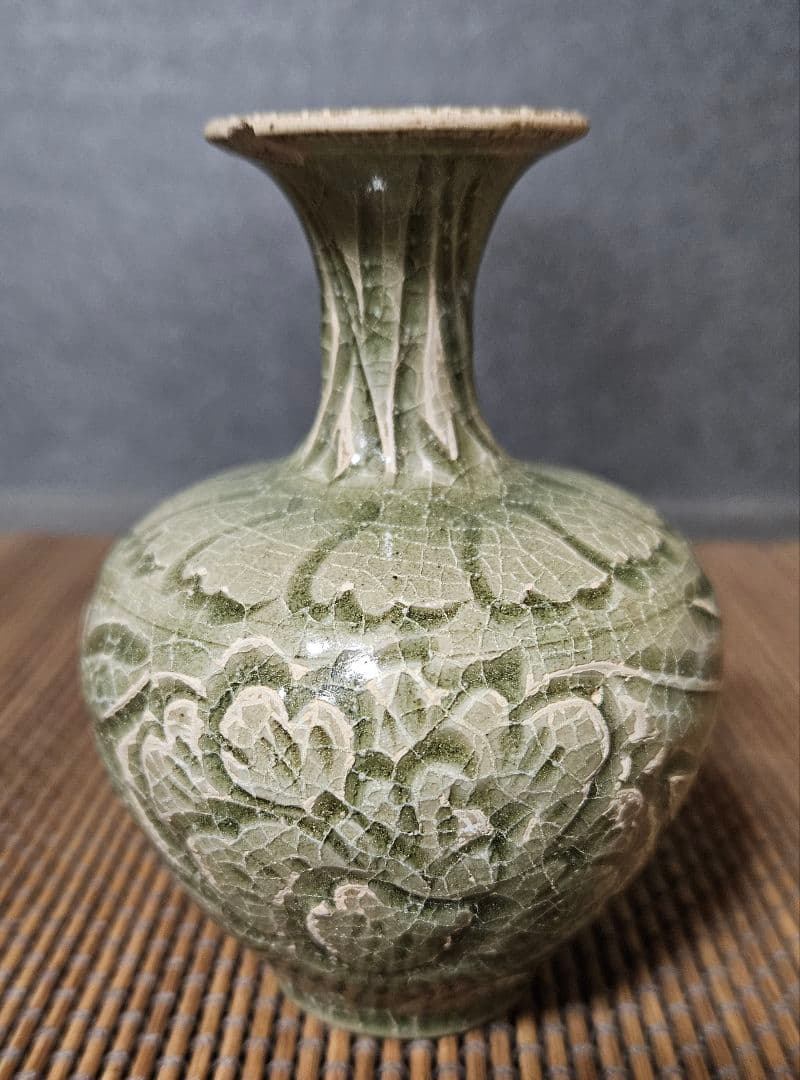 中国古美術　中国古陶磁器　中国古玩　耀州窯　青磁　陰刻　草花文様　小瓶　小壺