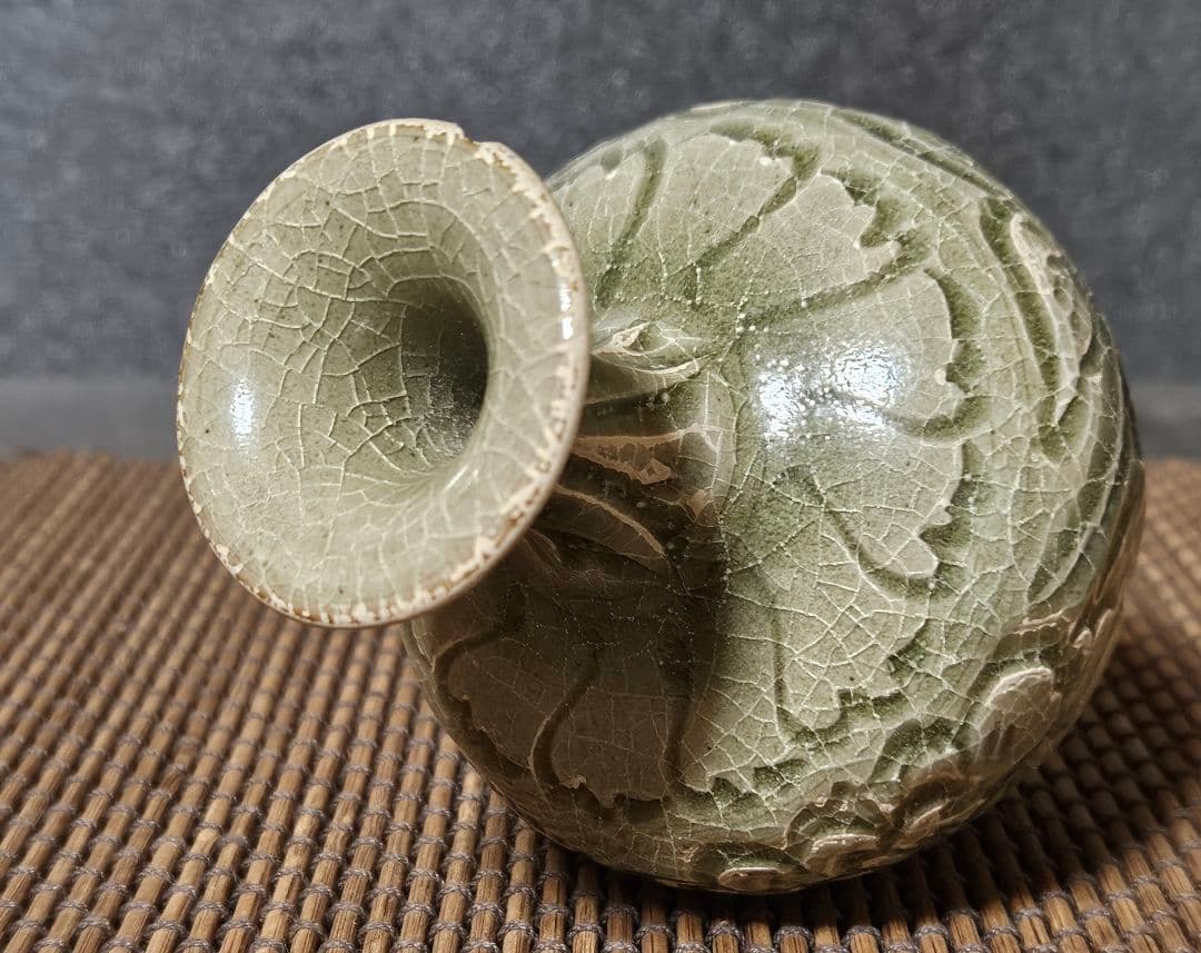 中国古美術　中国古陶磁器　中国古玩　耀州窯　青磁　陰刻　草花文様　小瓶　小壺