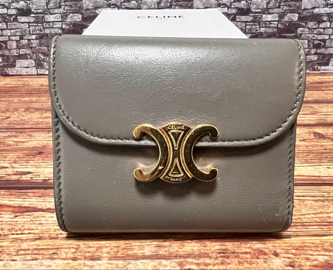 CELINEセリーヌ　トリオンフコンパクトウォレットPebble