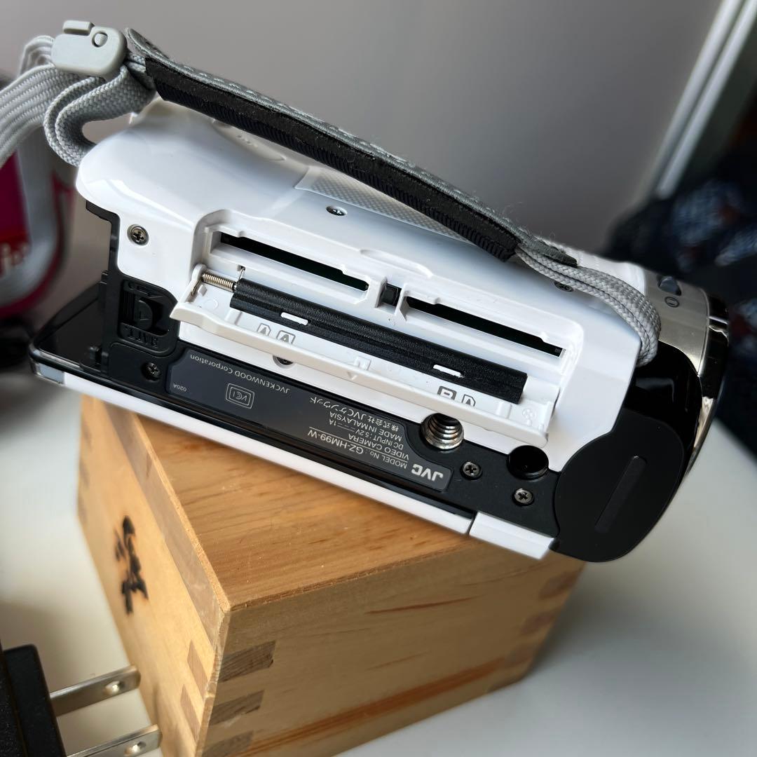 ビデオカメラ JVC GZ-HM99 バッテリー2個付き、別売りケース付き‼️