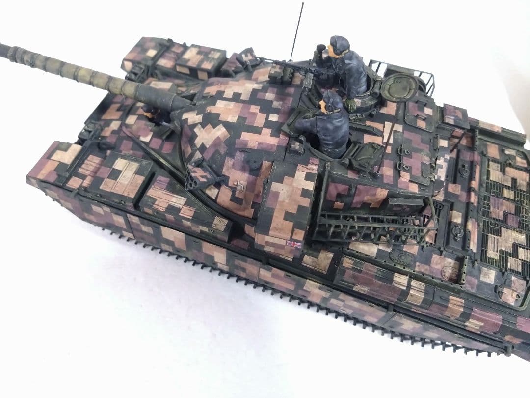 プラモデル戦車プラモデル　1/35チーフテン　デジタル迷彩完成品