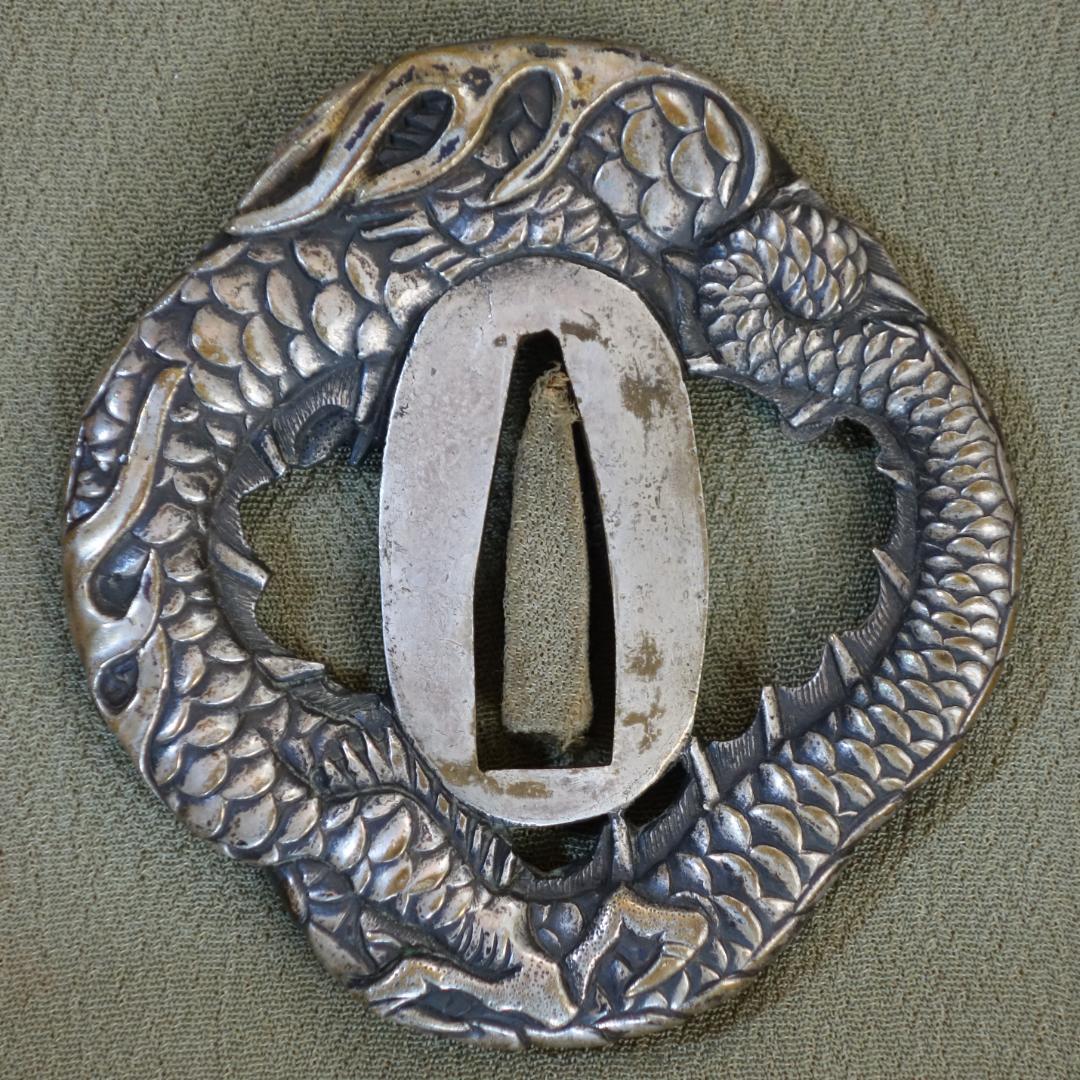 鍔 鐔 真鍮地 刀装具 武具 骨董【宝珠龍図透鍔】(鍔箱付き)