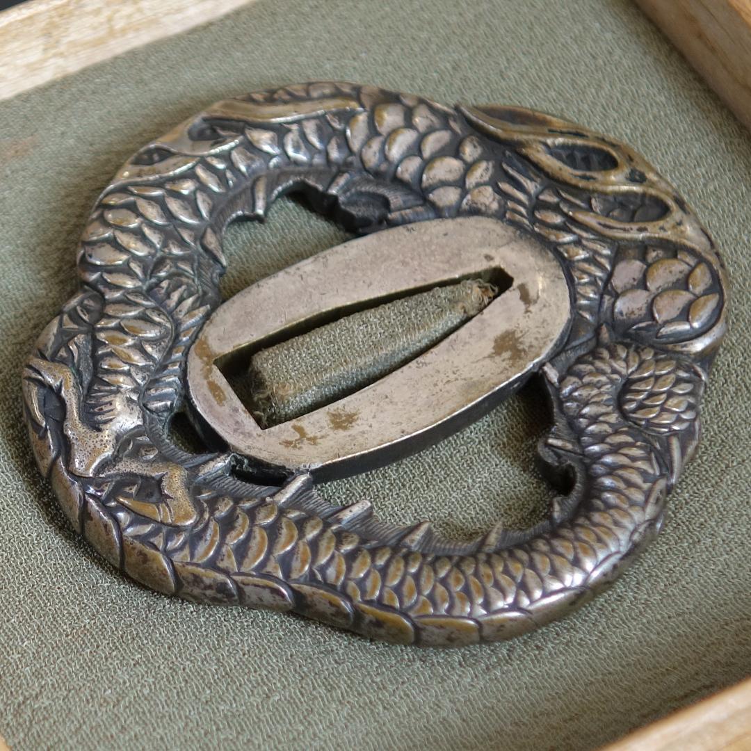 鍔 鐔 真鍮地 刀装具 武具 骨董【宝珠龍図透鍔】(鍔箱付き)