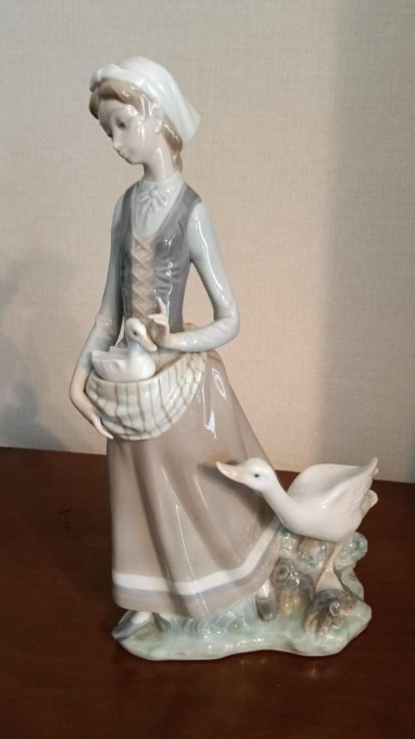 陶器の少女像 鶏と白鳥付き