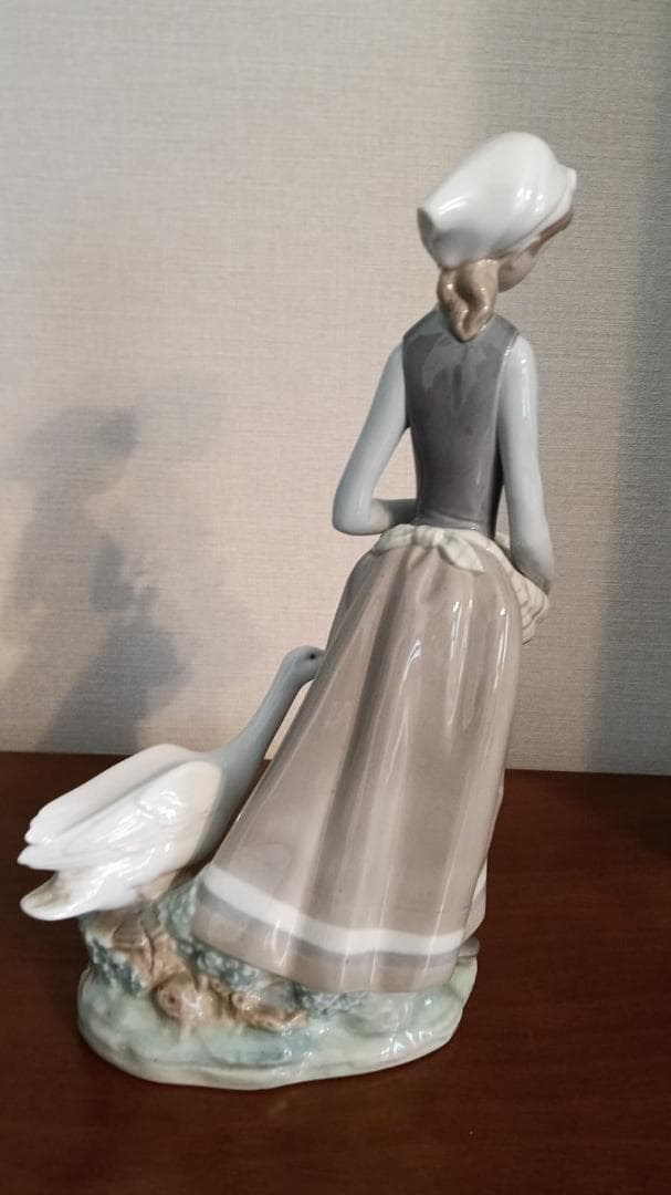 陶器の少女像 鶏と白鳥付き