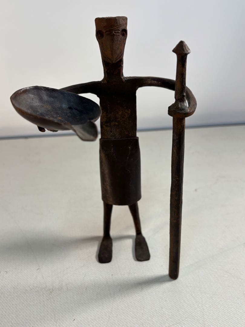アンティーク 金属製人型キャンドルホルダー　盾と槍付き