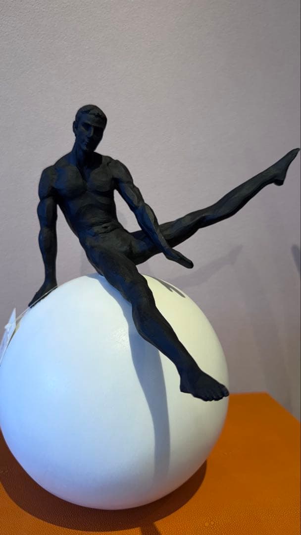 モダンアート 男性彫刻 球体の上に座る