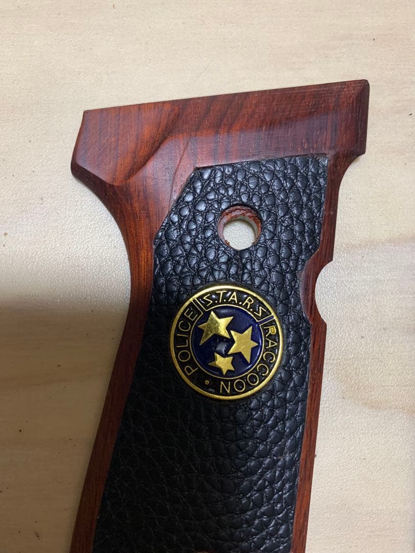 訳あり　新品ベレッタ m9用サムライエッジ木製、革グリップ