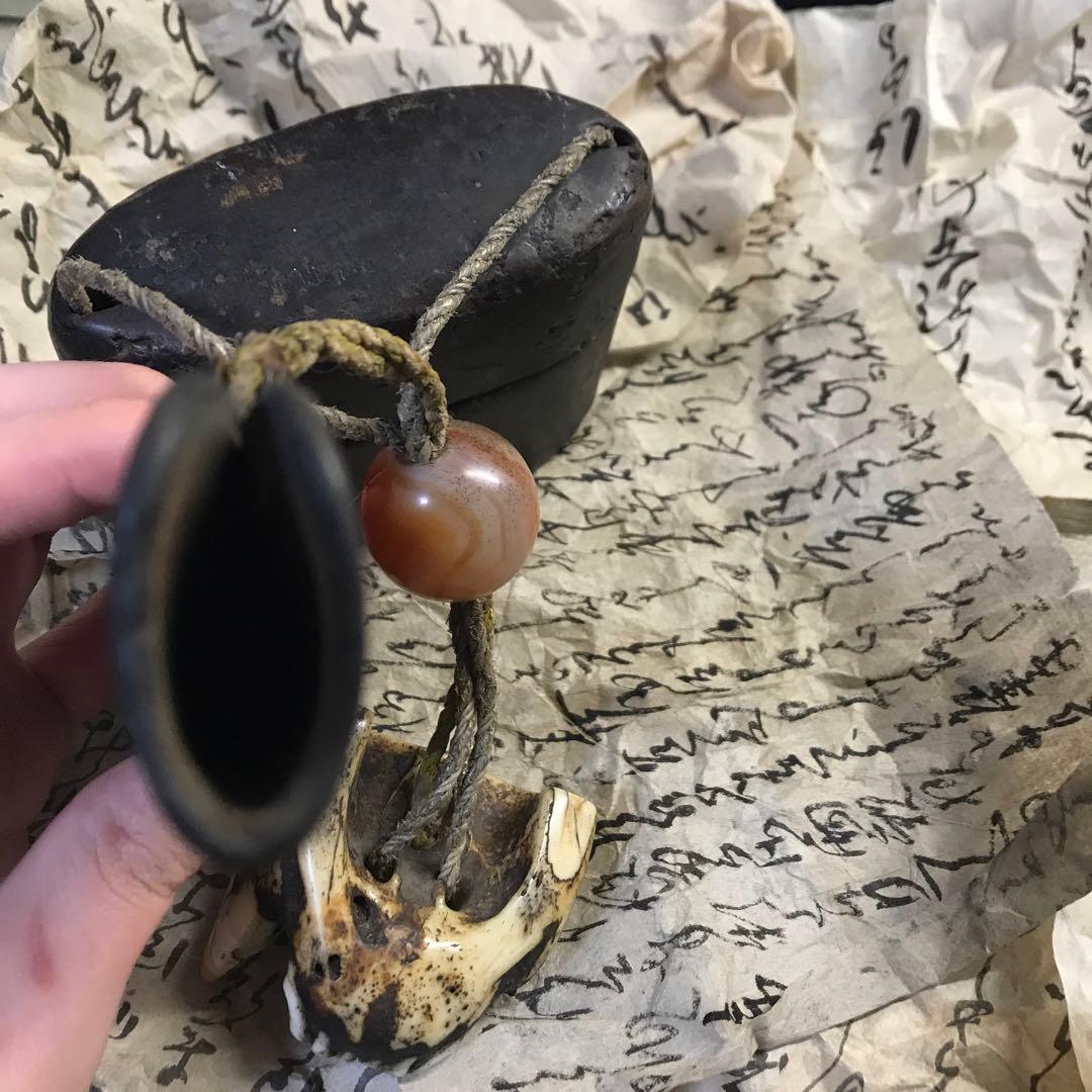 獣牙　根付　呪物　ニホンオオカミ　熊　煙草入れ　キセル　漆　緒締め　玉　メノウ