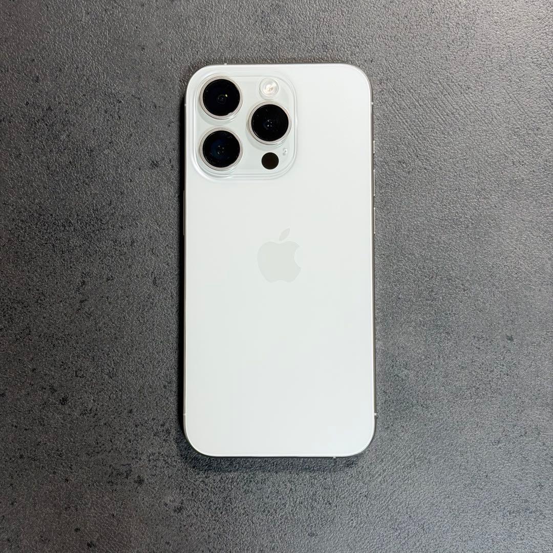 Apple iPhone 15 Pro 256GB ホワイトチタニウム　本体