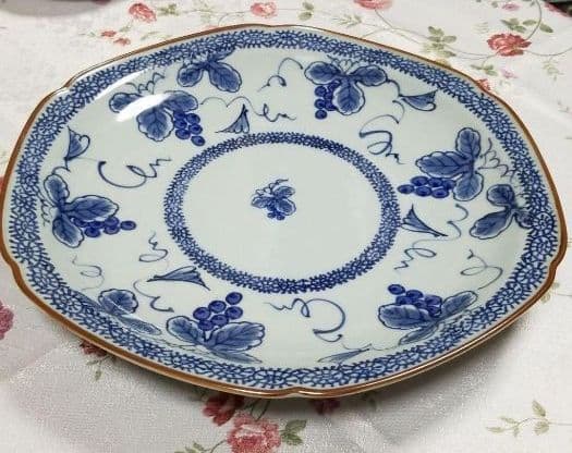 葡萄柄染め付け六角大皿陶印いり