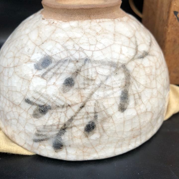 美しい古美術◼️蔵から枝振りの見事な松が描かれた抹茶茶碗が出てきました。茶道具