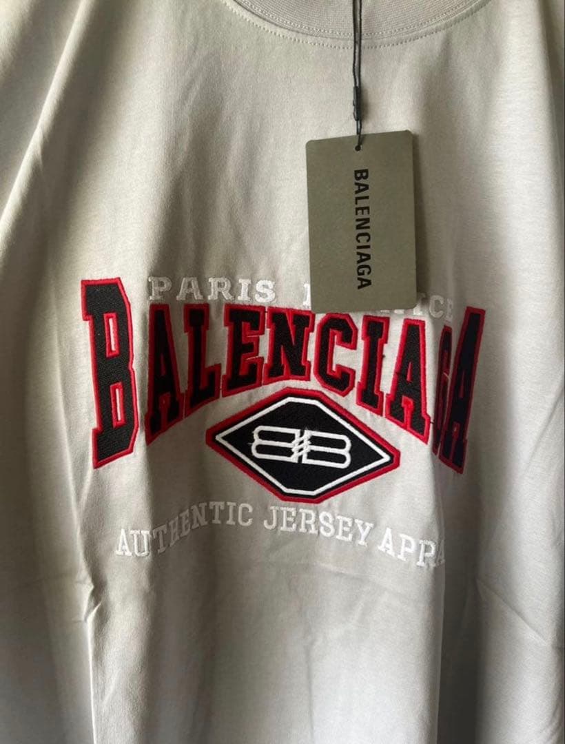 バレンシアガTシャツ コムドットやまと　TWICEモモ着用