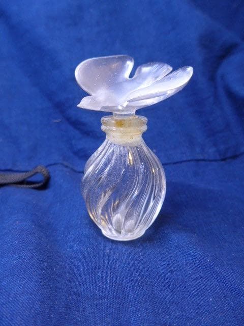 ヴィンテージです。ニナリッチのラリックの香水瓶です。鳥がイメージです