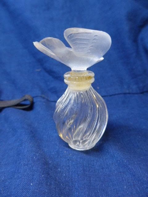ヴィンテージです。ニナリッチのラリックの香水瓶です。鳥がイメージです