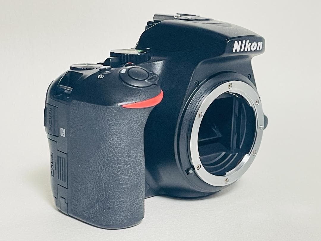 Nikon D5600 ☆Wi-Fi内蔵 ☆高性能一眼レフ☆自撮り可能☆ ニコン
