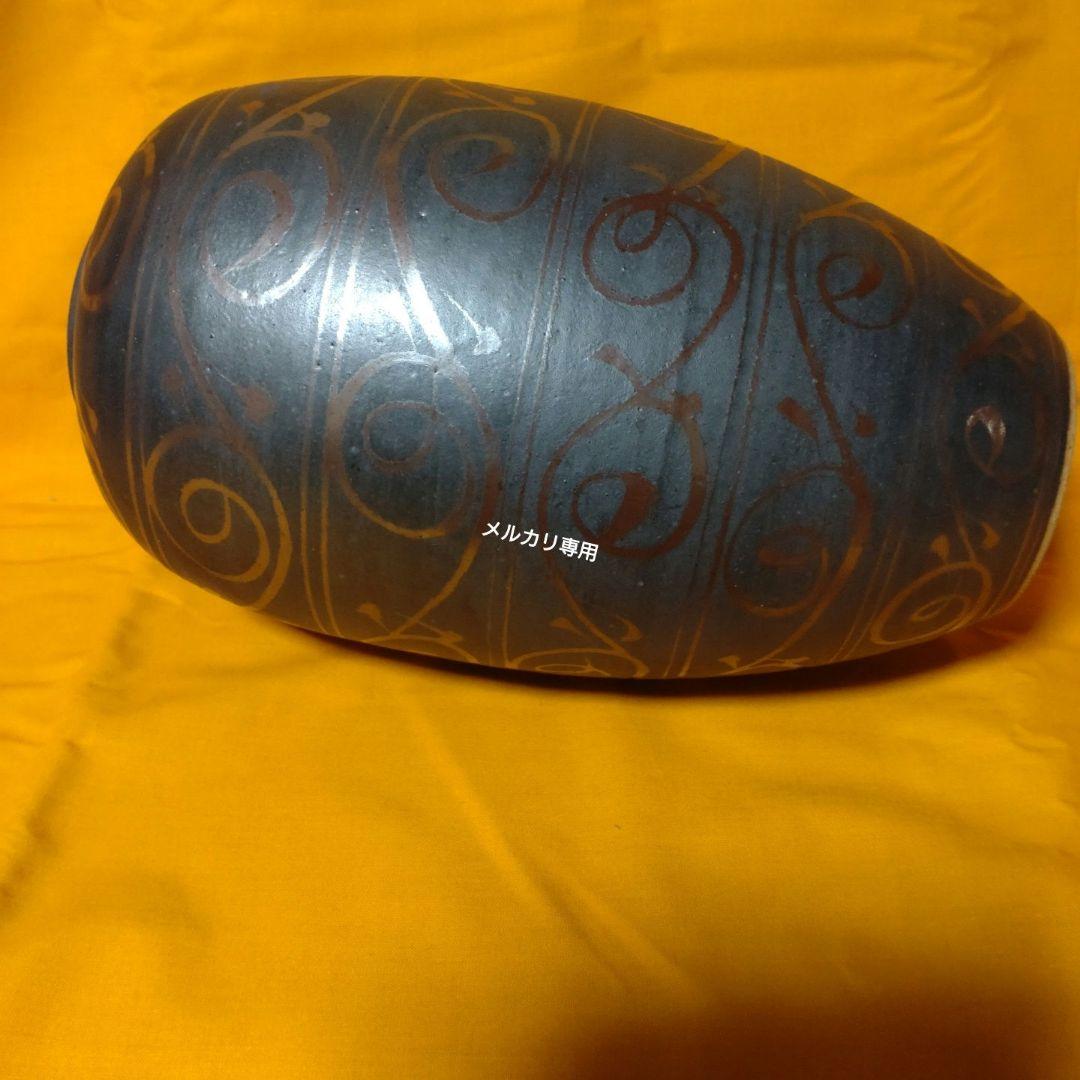 『関澤　武』作　鉄釉唐草文花瓶　花入　壺