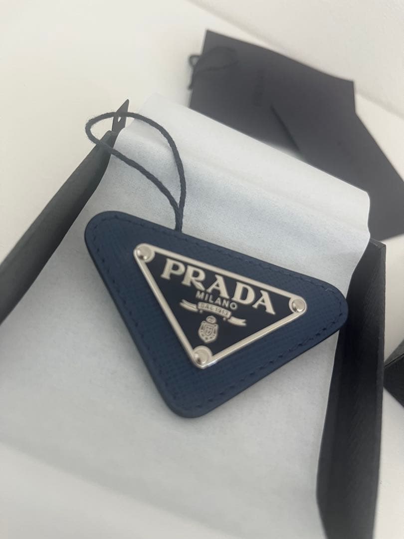 正規品　新品未使用　PRADA ネイビー　トライアングル　レザーブローチ